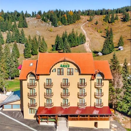 Hotel Aries Vârtop Buitenkant foto