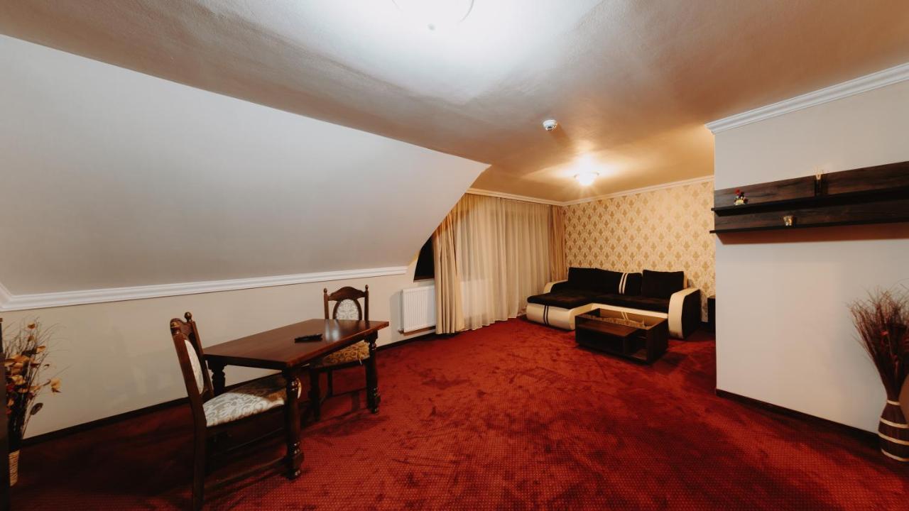 Hotel Aries Vârtop Buitenkant foto