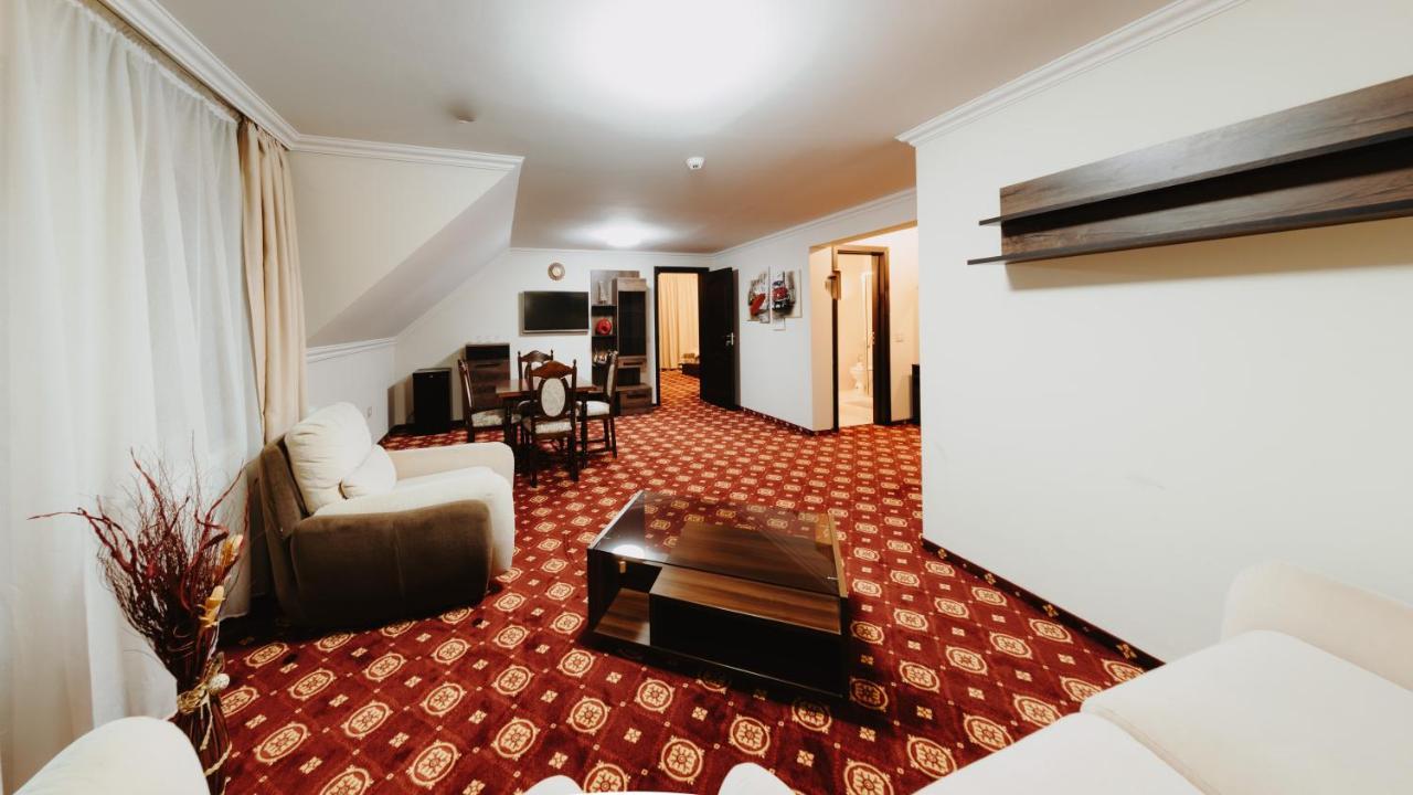 Hotel Aries Vârtop Buitenkant foto
