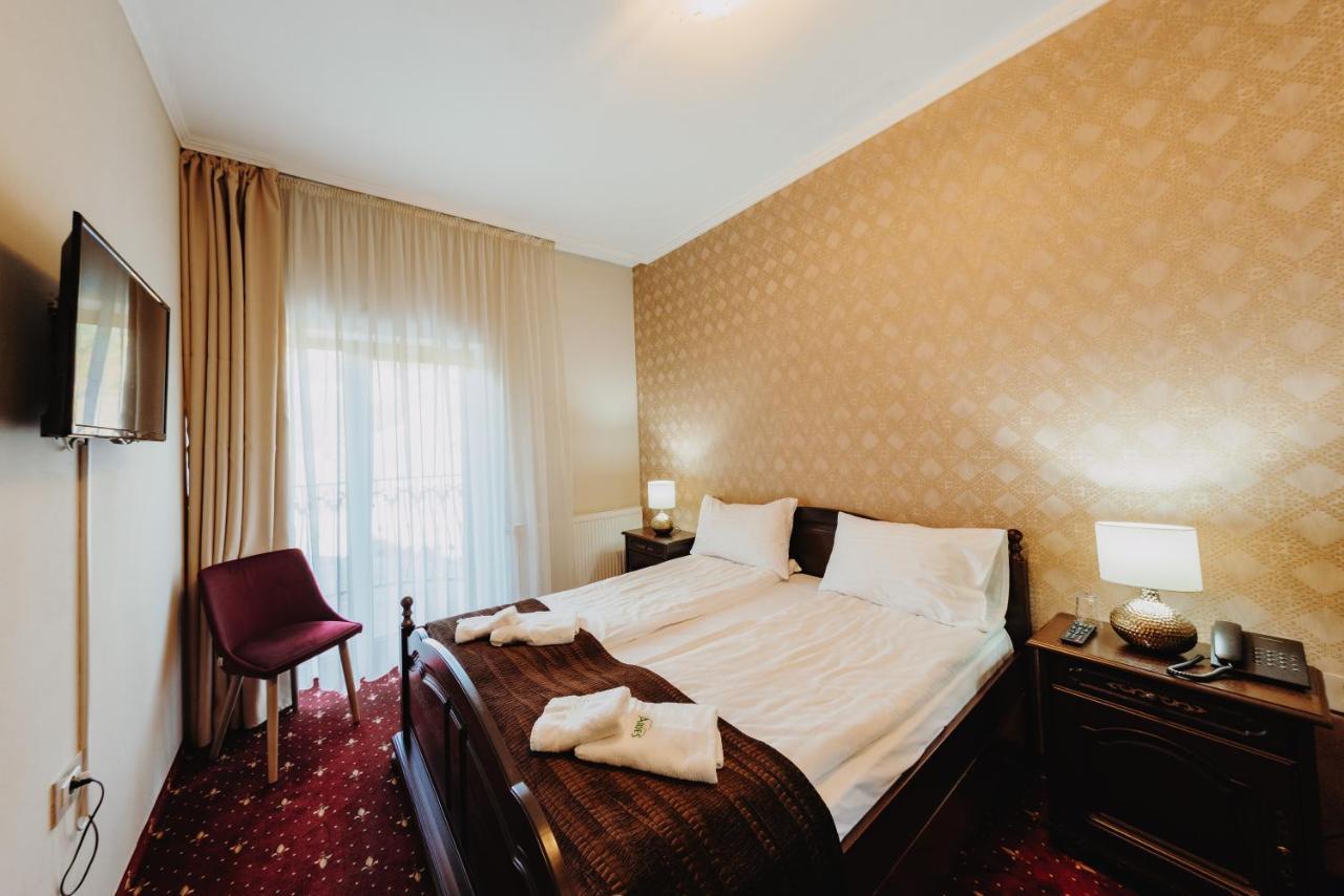 Hotel Aries Vârtop Buitenkant foto