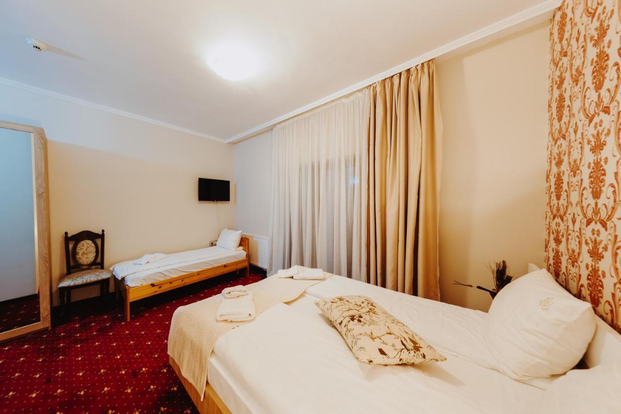 Hotel Aries Vârtop Buitenkant foto