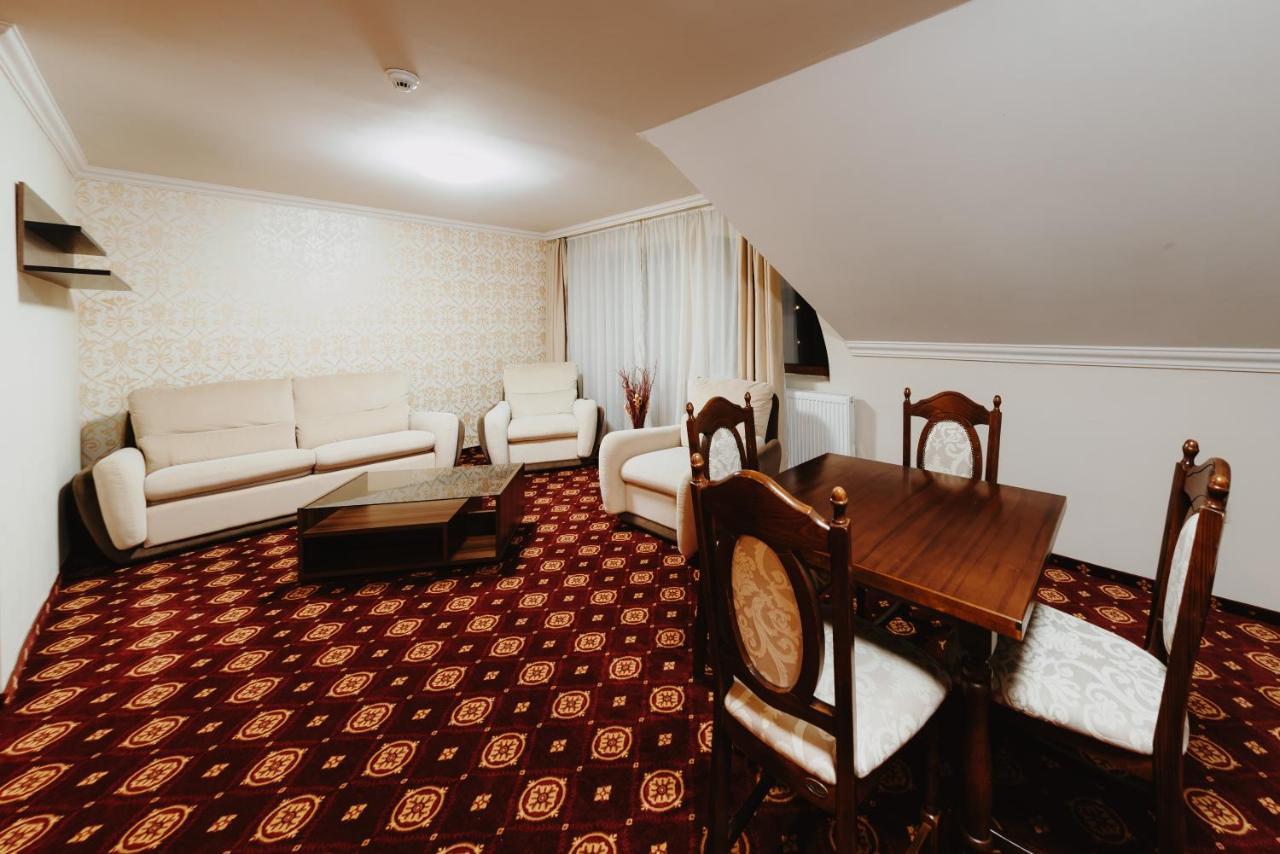 Hotel Aries Vârtop Buitenkant foto