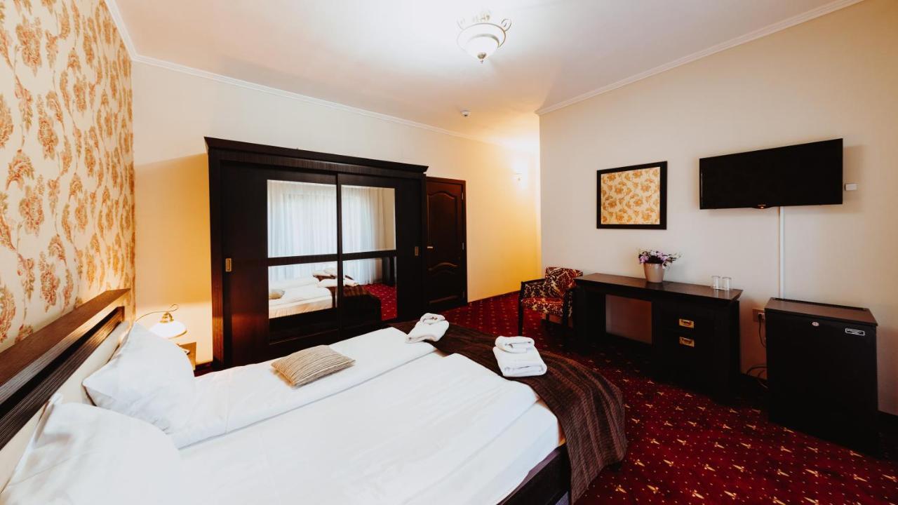 Hotel Aries Vârtop Buitenkant foto