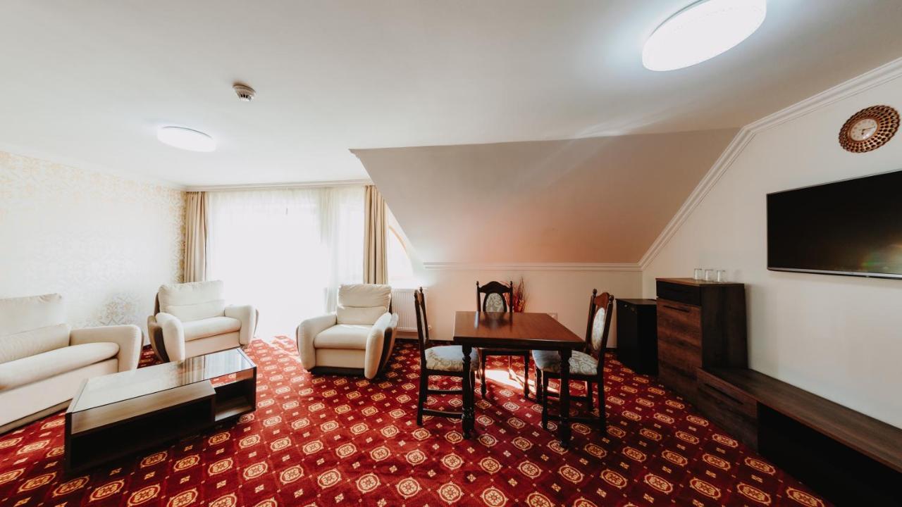 Hotel Aries Vârtop Buitenkant foto
