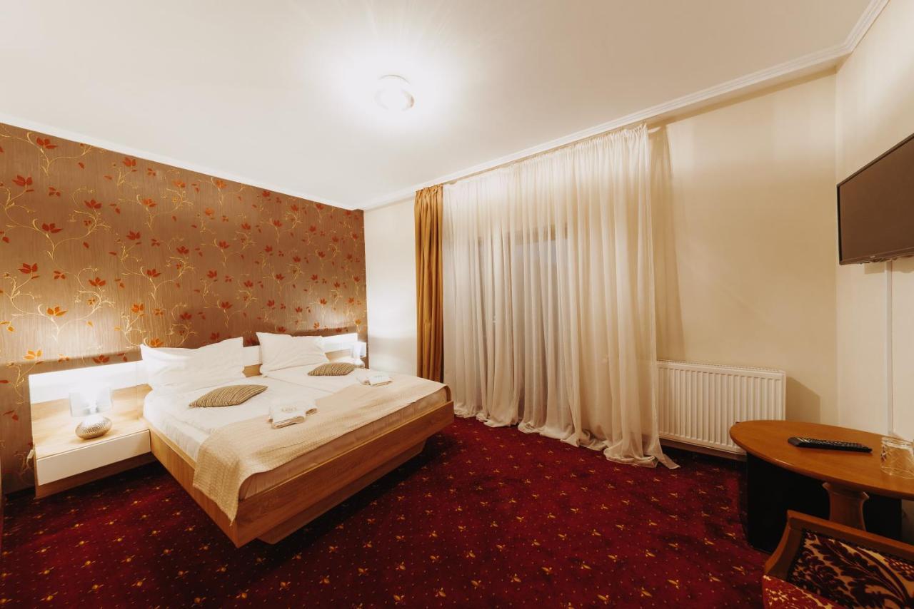 Hotel Aries Vârtop Buitenkant foto
