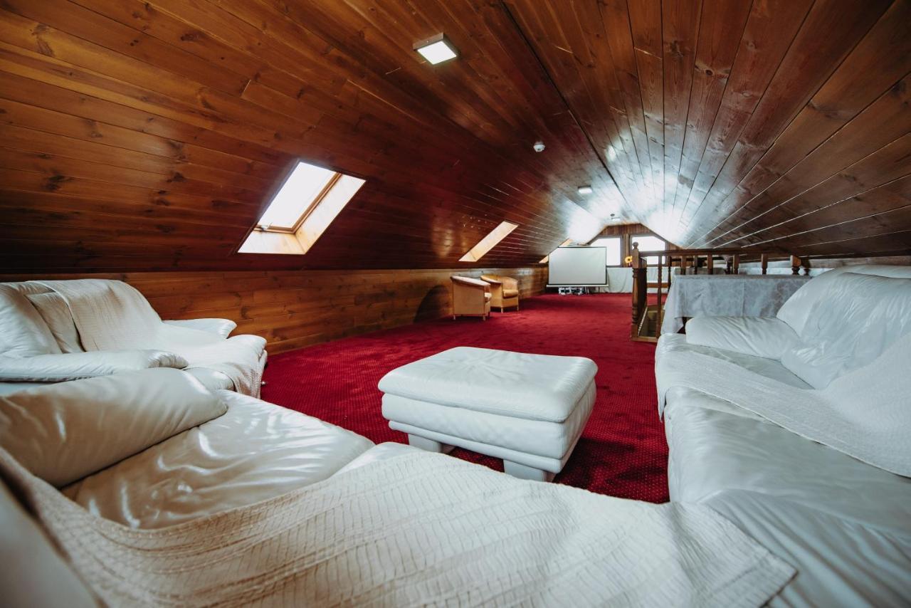 Hotel Aries Vârtop Buitenkant foto