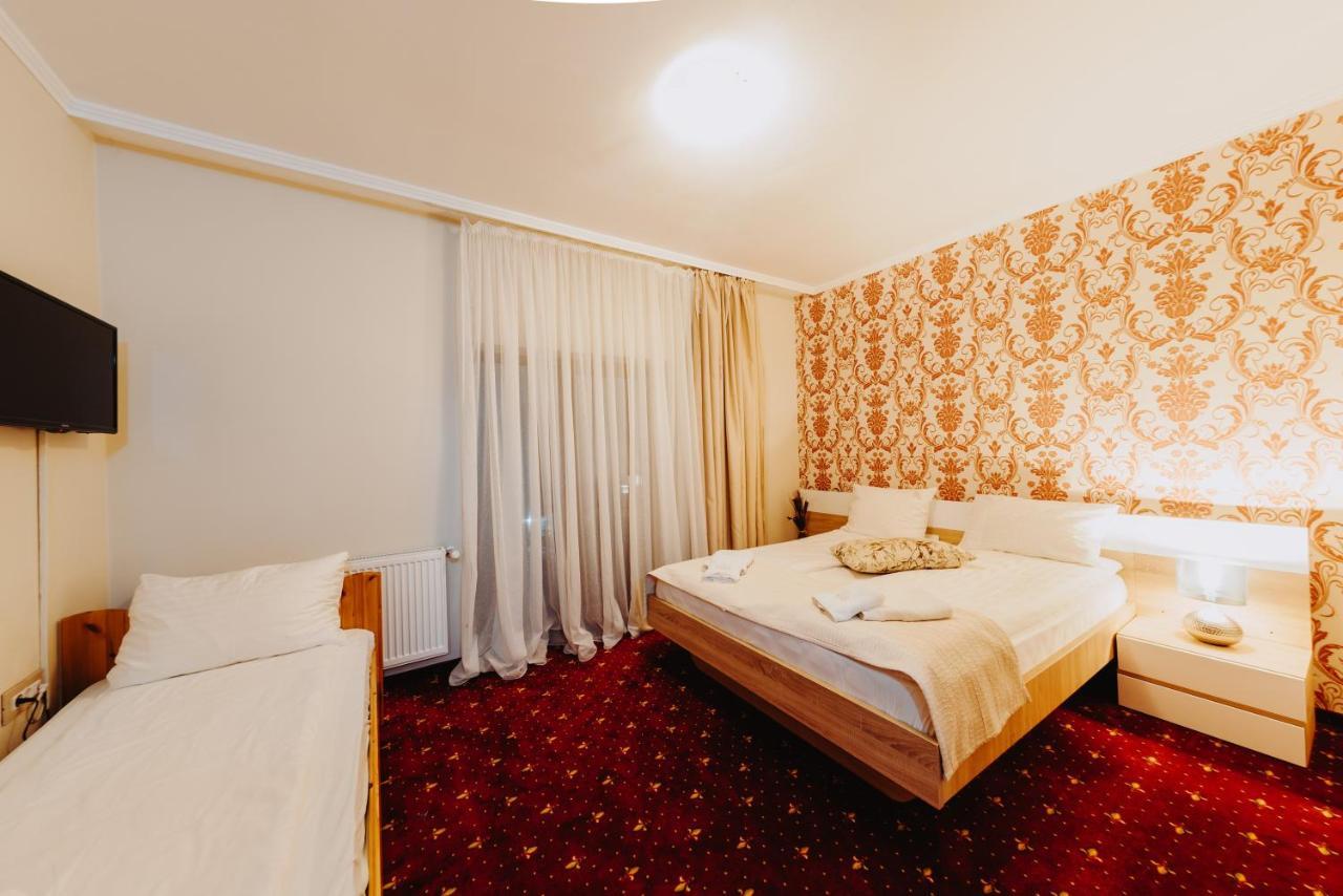 Hotel Aries Vârtop Buitenkant foto