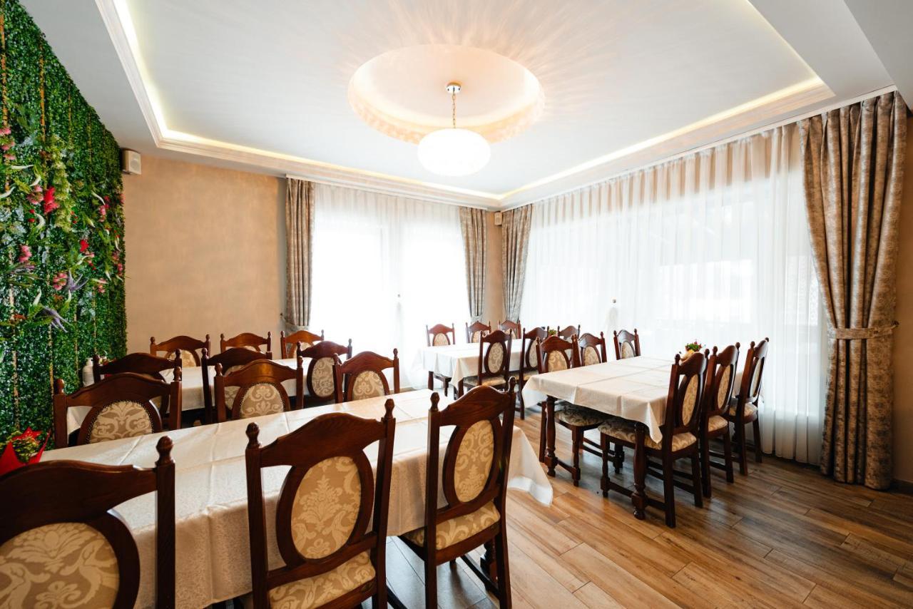 Hotel Aries Vârtop Buitenkant foto