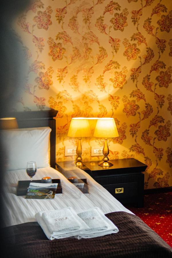 Hotel Aries Vârtop Buitenkant foto