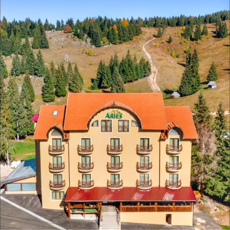 Hotel Aries Vârtop Buitenkant foto